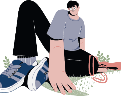 Illustrasjon av smilende ung mann i t-skjorte, svarte jeans og sneakers sitter litt henslengt i gresset med baggen sin